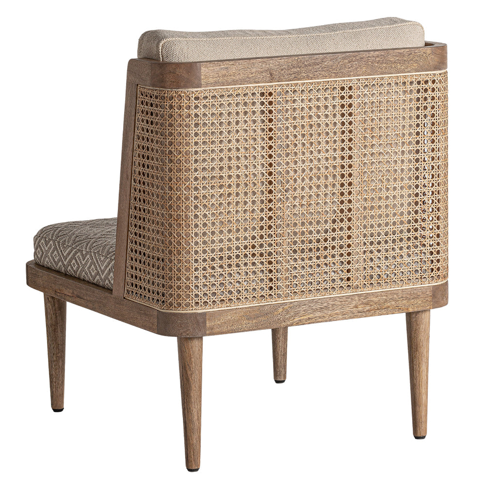 Koloniál stílusú, natúr színű, nyírfából készült fotel rattanból szőtt háttámlával
