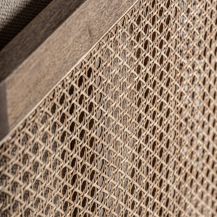 Koloniál stílusú, natúr színű, nyírfából készült fotel rattanból szőtt háttámlával