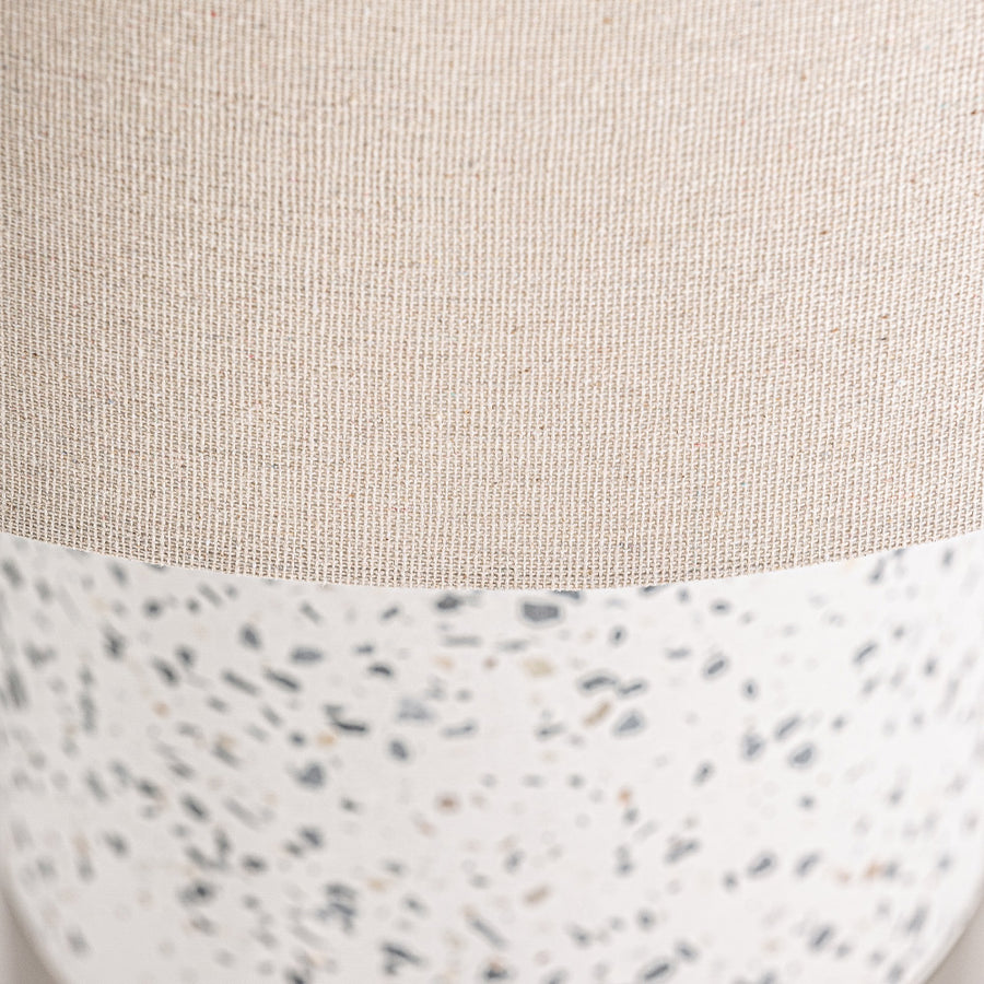 Kortárs stílusú, fémből és kőből készült asztali lámpa, natúr színű lámpaernyővel