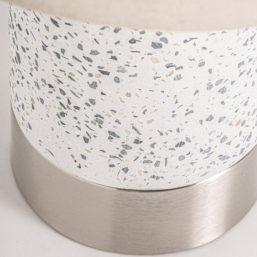 Kortárs stílusú, fémből és kőből készült asztali lámpa, natúr színű lámpaernyővel