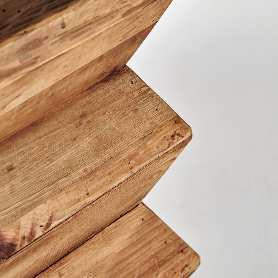 Kortárs stílusú, natúr színű, újrahasznosított fenyőfából készült, posztamens.