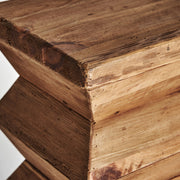 Kortárs stílusú, natúr színű, újrahasznosított fenyőfából készült, posztamens.