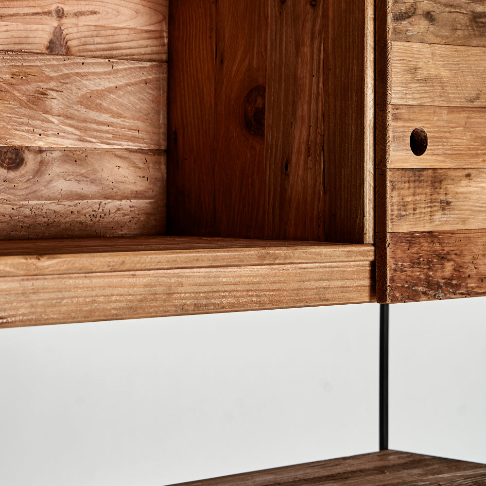Loft stílusú, natúr színű, újrahasznosított fenyőfából készült, tálalószekrény.