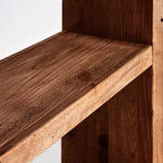 Kortárs stílusú, natúr színű, újrahasznosított fenyőfából készült könyvespolc.