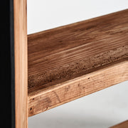 Kortárs stílusú, natúr színű, újrahasznosított fenyőfából készült könyvespolc.