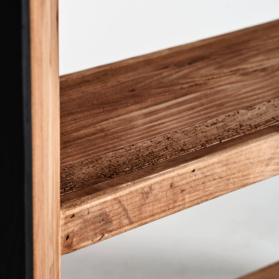 Kortárs stílusú, natúr színű, újrahasznosított fenyőfából készült könyvespolc.