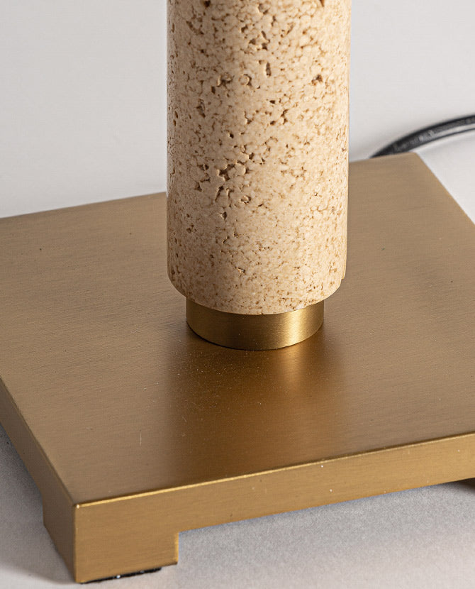 Art Deco stílusú, aranyszínű fémből és bézs márványból készült, asztali lámpa fehér lámpaernyővel