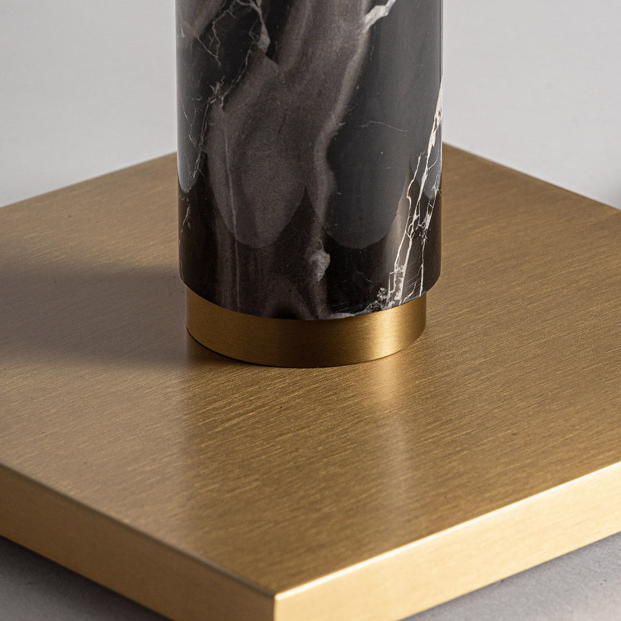 Art Deco stílusú, aranyszínű fémből és fekete színű márványból készült, állólámpa fehér színű lámpaernyővel