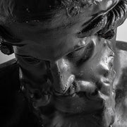 Klasszikus stílusú, műgyantából készült, 61 cm magas, fekete színű férfi büszt