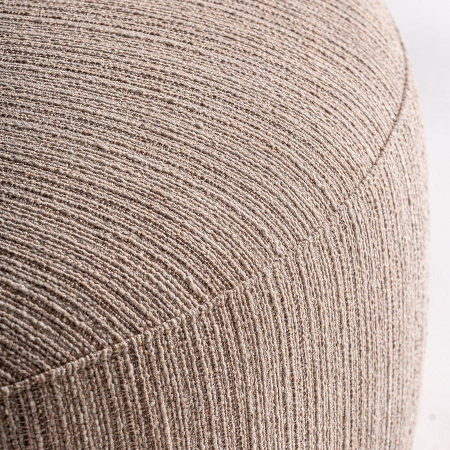 Kortárs stílusú, bézs színű, poliészter szövettel kárpitozott, dizájn fotel.