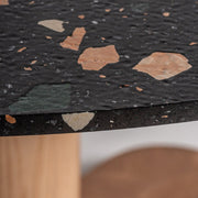 Kortárs stílusú, fenyőfából és tölgyfából készült étkezőasztal kő asztallappal.