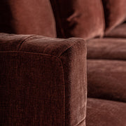 Kortárs stílusú, fenyőfából és tölgyfából készült, burgundi vörös színű, bársonyhatású poliészter szövettel kárpitozott kanapé