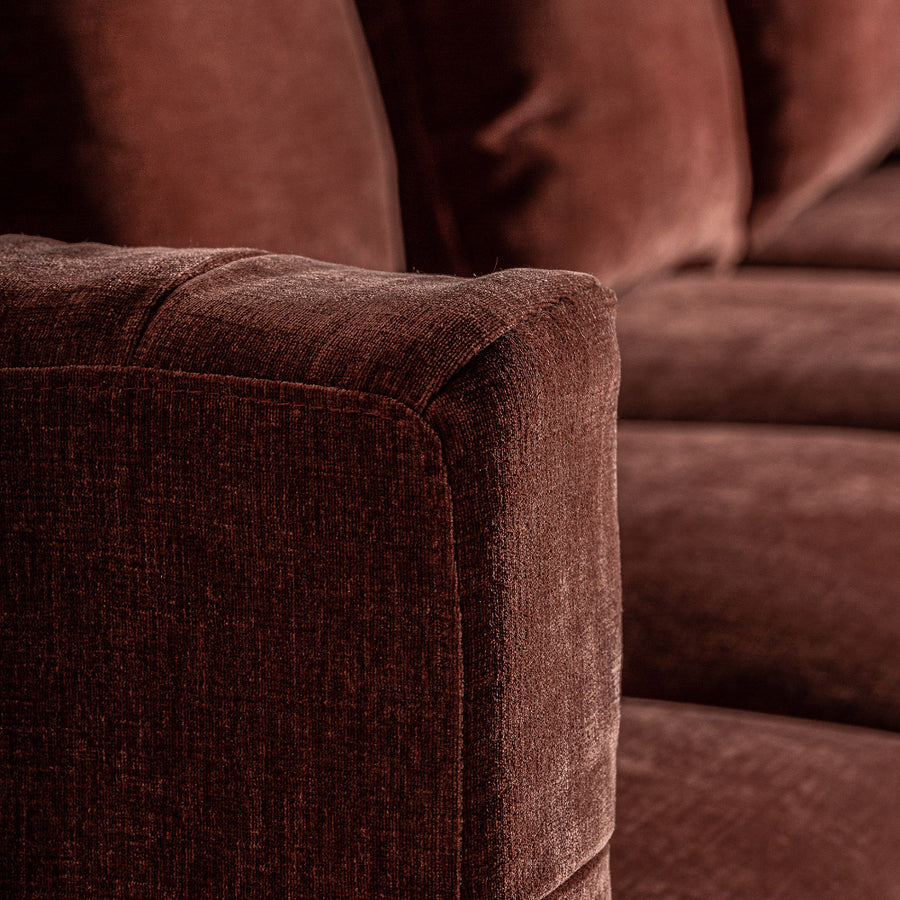 Kortárs stílusú, fenyőfából és tölgyfából készült, burgundi vörös színű, bársonyhatású poliészter szövettel kárpitozott kanapé