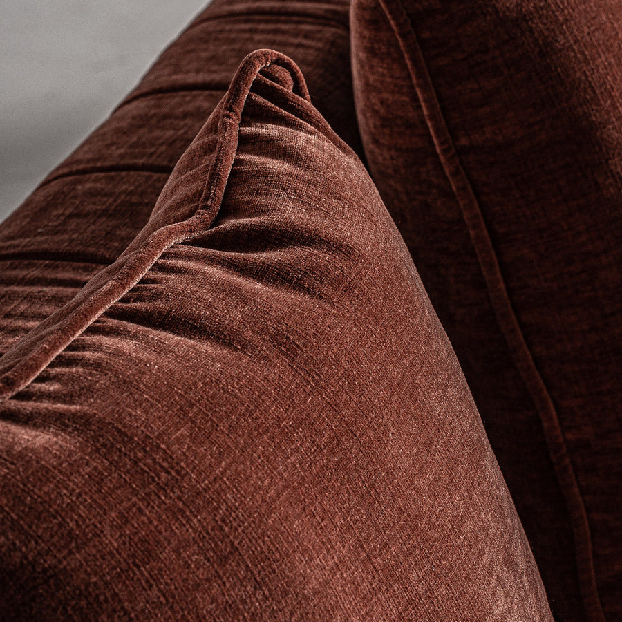 Kortárs stílusú, fenyőfából és tölgyfából készült, burgundi vörös színű, bársonyhatású poliészter szövettel kárpitozott kanapé