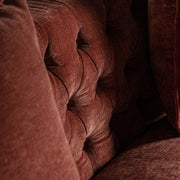 Kortárs stílusú, fenyőfából és tölgyfából készült, burgundi vörös színű, bársonyhatású poliészter szövettel kárpitozott kanapé