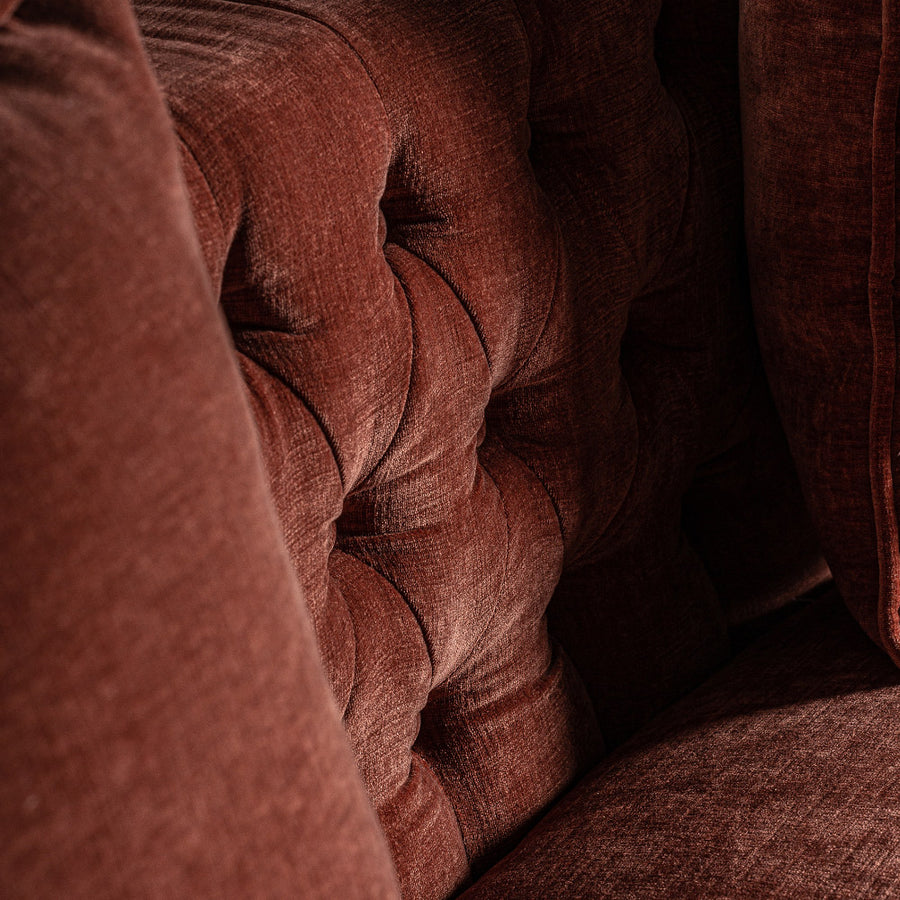 Kortárs stílusú, fenyőfából és tölgyfából készült, burgundi vörös színű, bársonyhatású poliészter szövettel kárpitozott kanapé