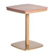 Kortárs, fenyőfából készült bárasztal, salakvörös színű, terrazzo fedlappal és aranyszínű fém talapzattal