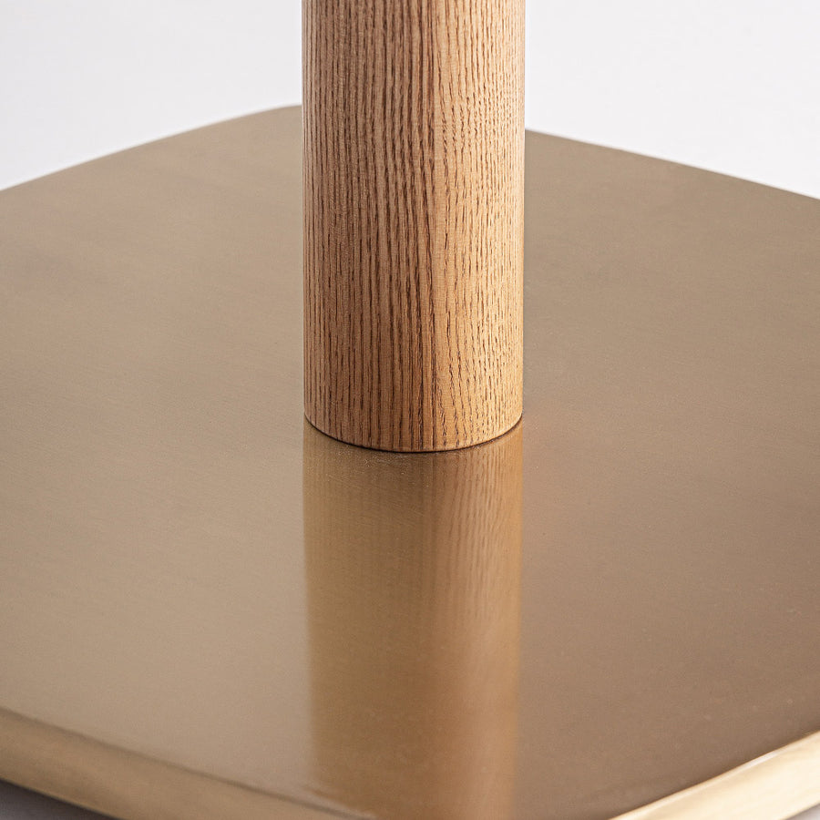 Kortárs, fenyőfából készült bárasztal, salakvörös színű, terrazzo fedlappal és aranyszínű fém talapzattal