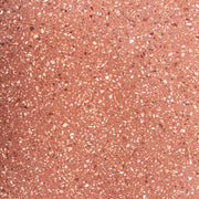 Kortárs, fenyőfából készült bárasztal, salakvörös színű, terrazzo fedlappal és aranyszínű fém talapzattal