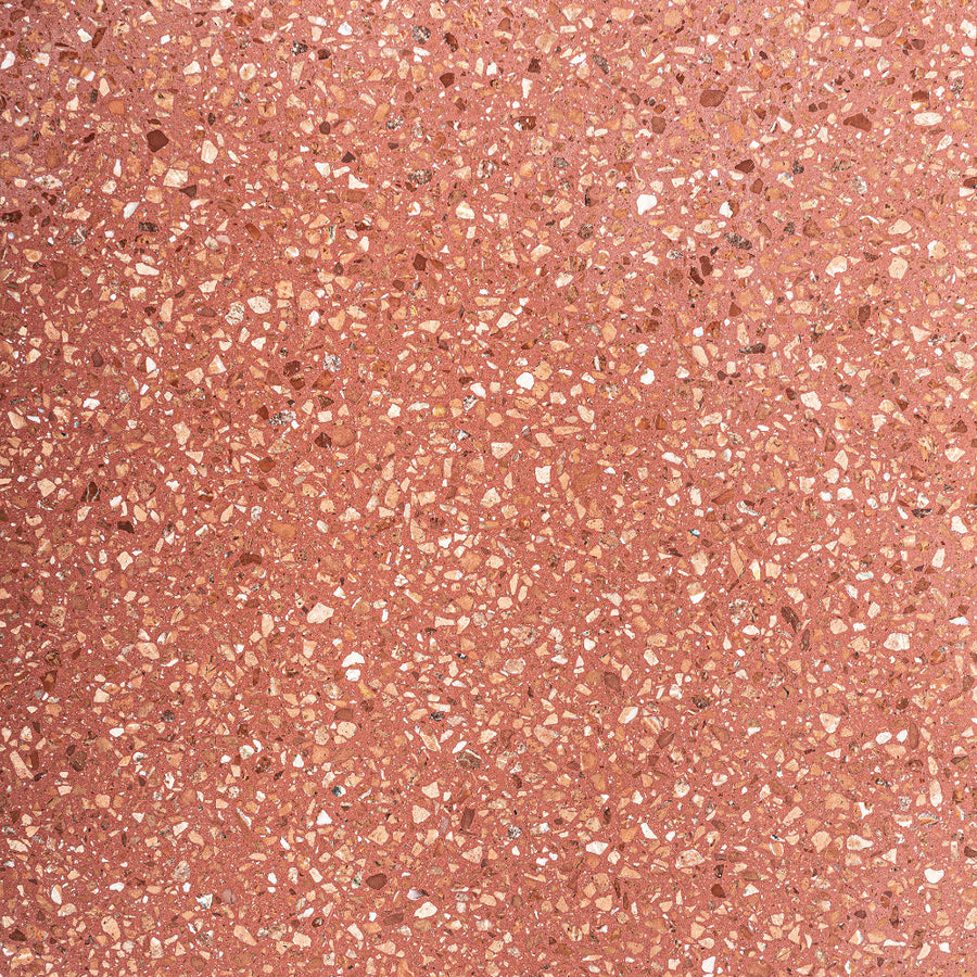 Kortárs, fenyőfából készült bárasztal, salakvörös színű, terrazzo fedlappal és aranyszínű fém talapzattal