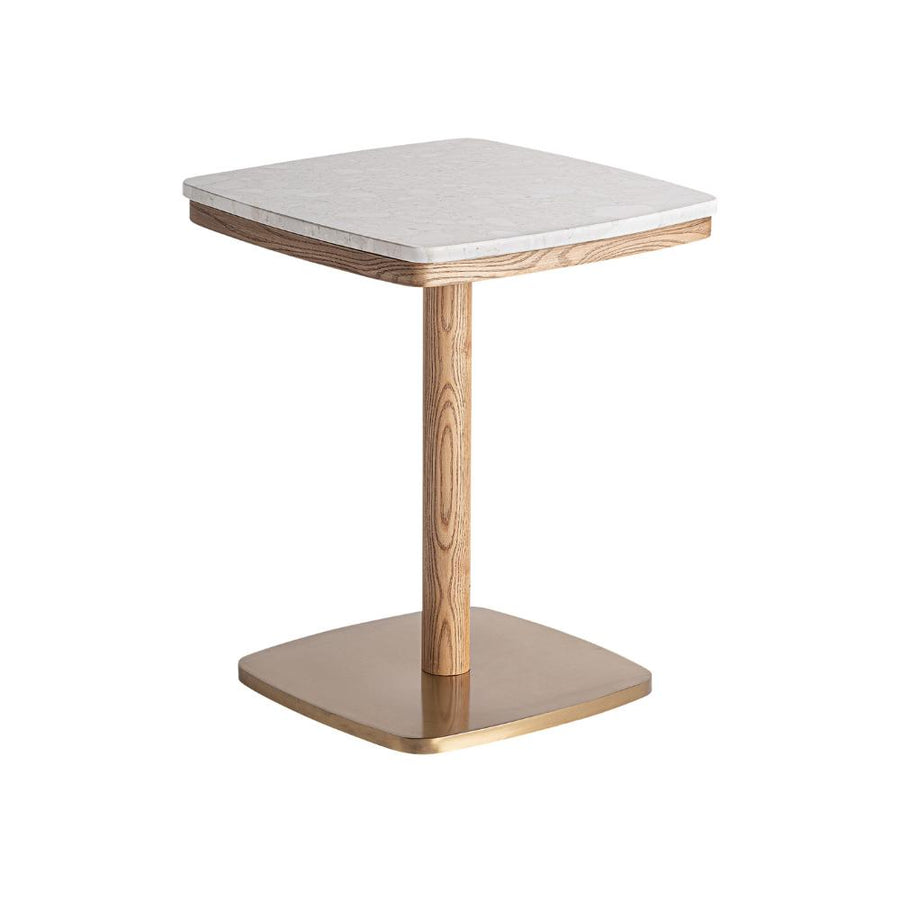 Bisztróasztal oldalnézet – natúr fa oszlopláb és fehér terrazzo asztallap részlete