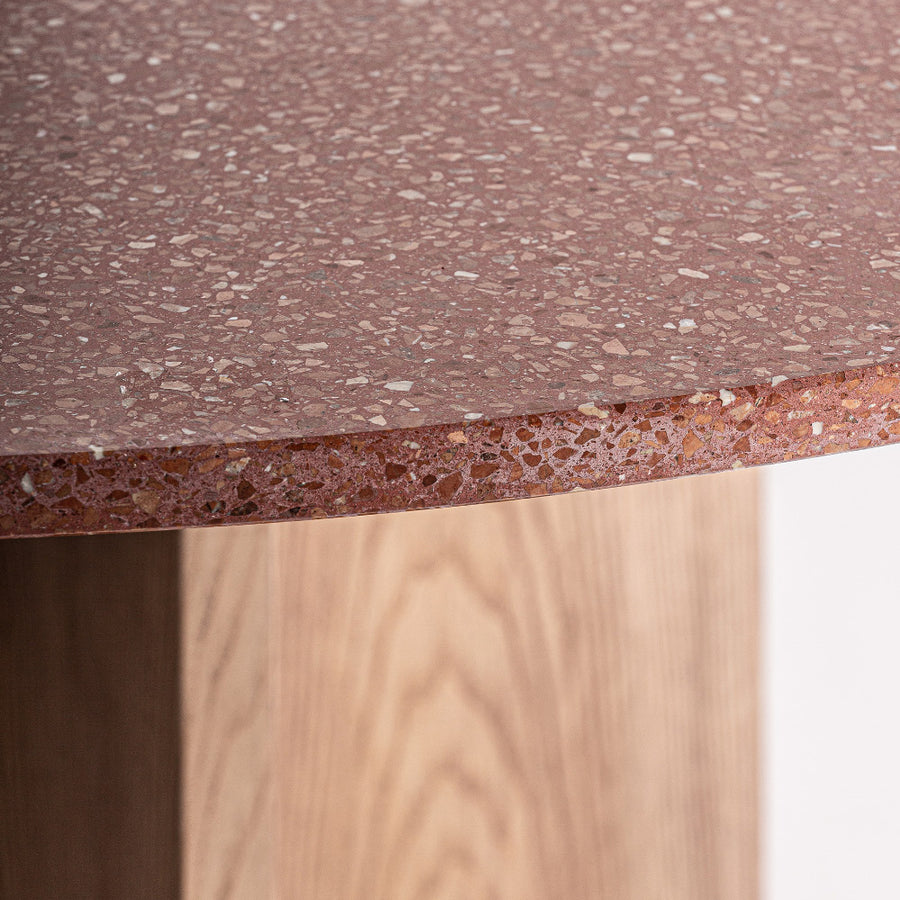 Kortárs, fenyőfa értezőasztal, salakvörös színű, terrazzo fedlappal és aranyszínű fém talapzattal