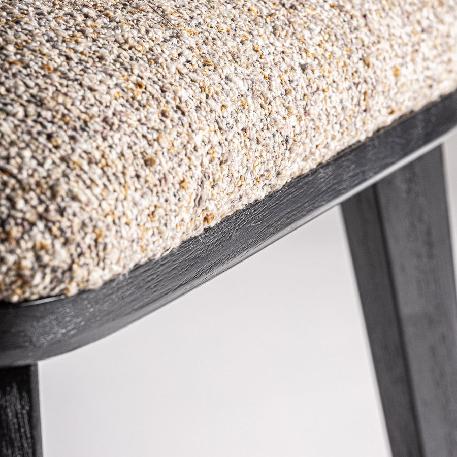 Kortárs, kaucsukfából készült étkezőszék, homokszínű kárpitozással és acélszürke színű, bársony háttámlával