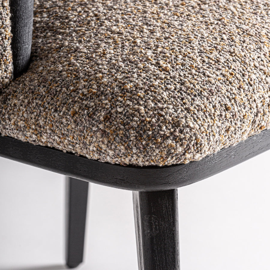 Kortárs, kaucsukfából készült étkezőszék, homokszínű kárpitozással és acélszürke színű, bársony háttámlával