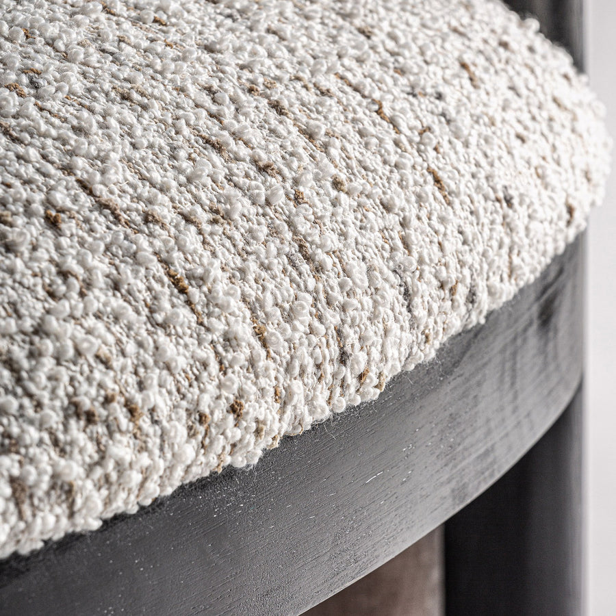 Erbach fotel részletfotó – fekete fa oldalelem és kárpit találkozása