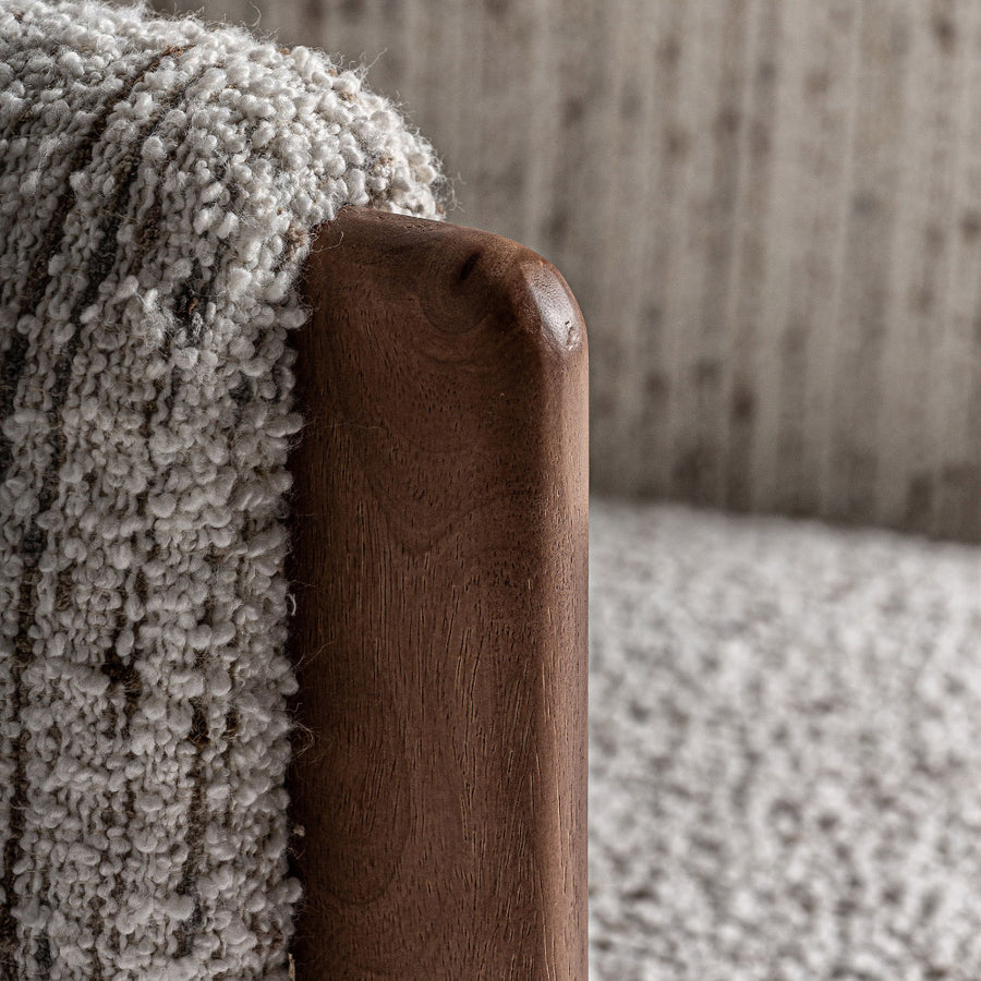 Erbach fotel részletfotó – barna fa oldalelem és kárpit találkozása