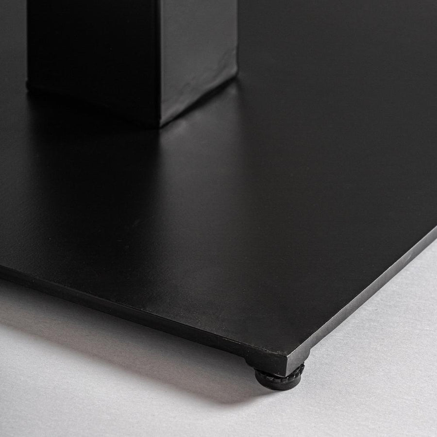 Fekete fém oszlopláb és talapzat – bisztróasztal stabil lábszerkezetének részlete