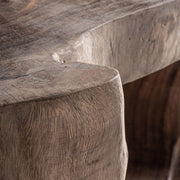 Kézzel faragott suarfa asztal részlet – natúr felület és textúra