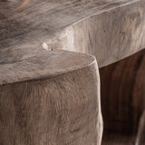 Kézzel faragott suarfa asztal részlet – natúr felület és textúra