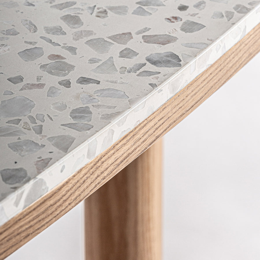 Terrazzo élkialakítás és tölgyfa találkozása – kerekített sarok részlet