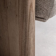 Natúr színű szilfa faerezet közelről – Jacquard kanapé lábrészlet