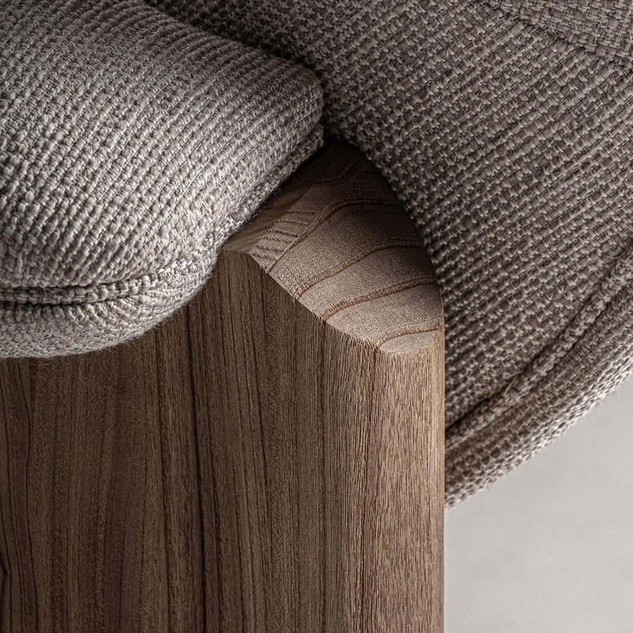 Tömör szilfa láb és kárpit találkozása közelről – Jacquard kanapé részlet