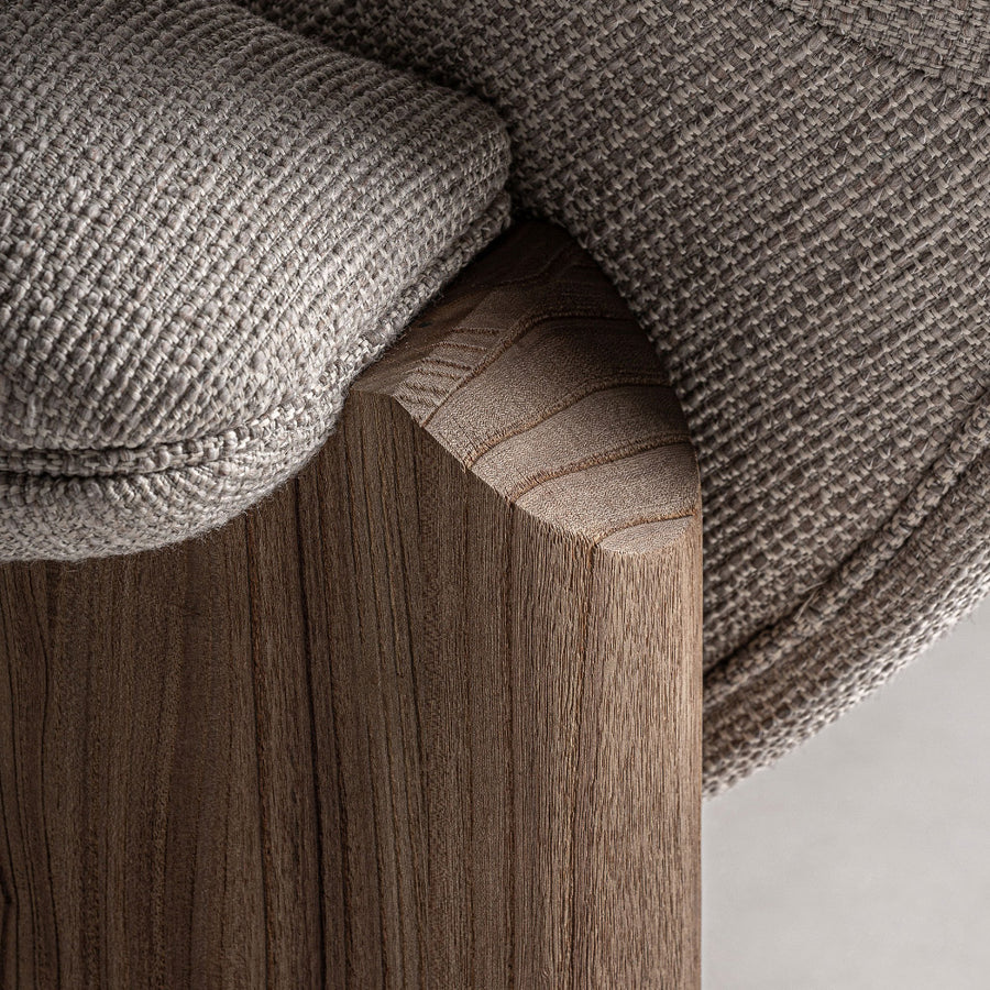 Nyírfa láb és kárpit találkozása közelről – Jacquard fotel részlet