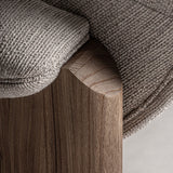 Nyírfa láb és kárpit találkozása közelről – Jacquard fotel részlet