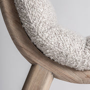 Natúr nyírfa láb és buklé kárpit találkozása – részletfotó