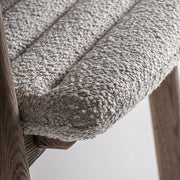 Buklé kárpitos ülőfelület közelről – bézs árnyalat