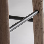 Fekete fém lábtartó közelről – Jacquard bárszék