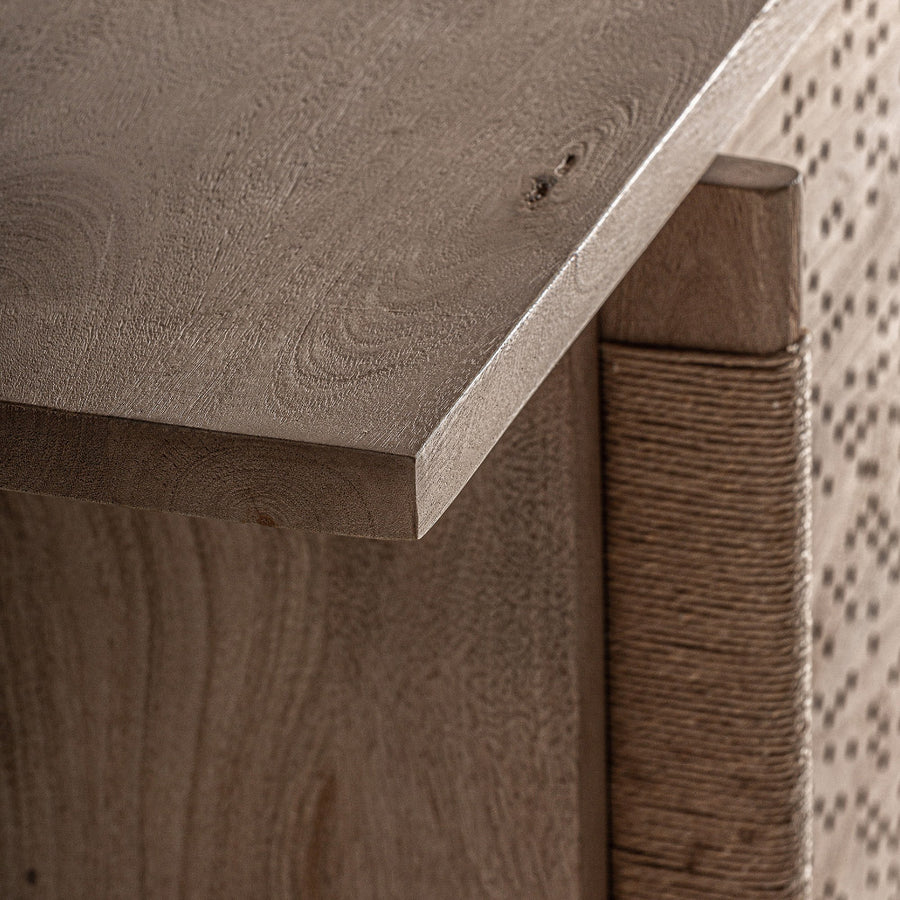 Natúr nyírfa TV-állvány felső lapának részlete – finom erezettel