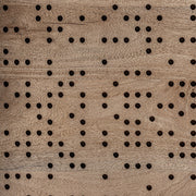 Perforált nyírfa ajtólap mintázatának részletfotója