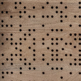 Perforált nyírfa ajtólap mintázatának részletfotója