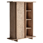 Gardróbszekrény nyitott ajtóval – fix polcrendszer látható