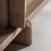 Natúr nyírfa gardróbszekrény lábrész közelről – masszív szerkezet