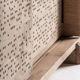 Gardróbszekrény tolóajtó sín közelről – fa felület és vezetőrendszer