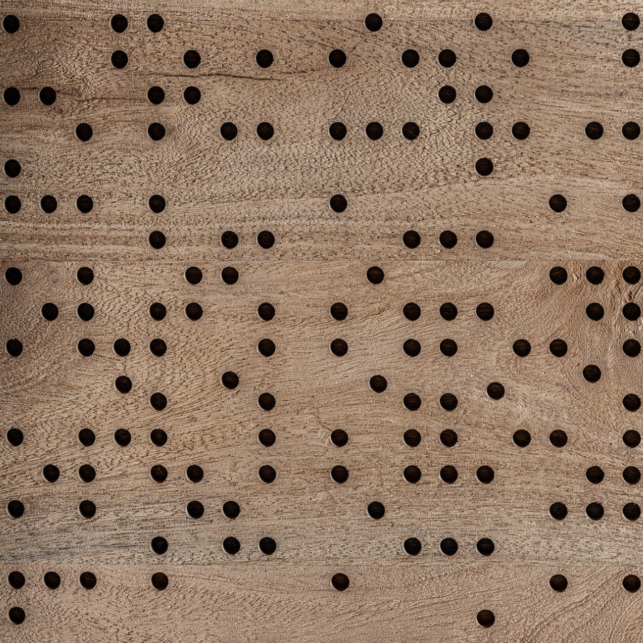 Nyírfa ajtó perforált mintázata – részletfotó