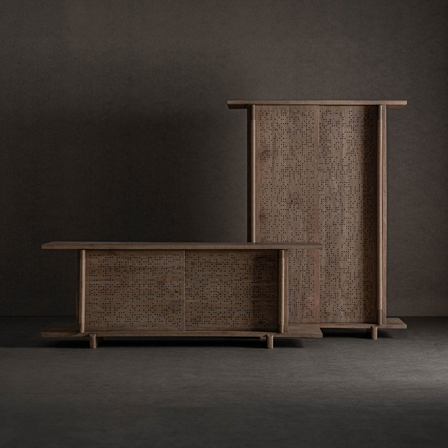 Natúr nyírfa gardróbszekrény enteriőrben – modern, sötét háttérrel