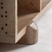 Jacquard könyvespolc fa lábazat közelről – tömörfa részlet